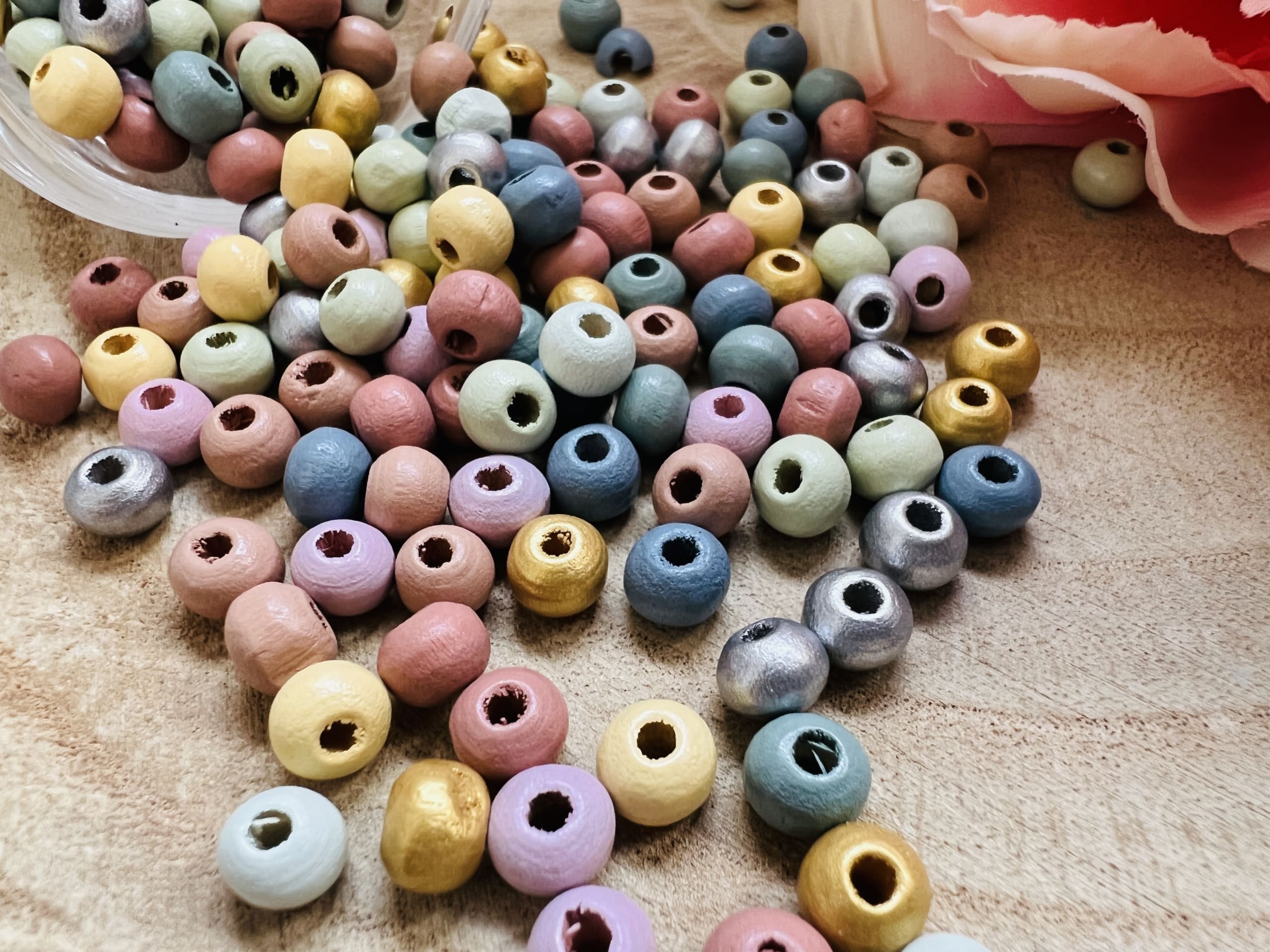 Baril de 90 grosses perles en bois à enfiler pastel