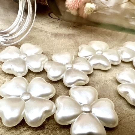7 Perles nacrés Tréfles 26mm