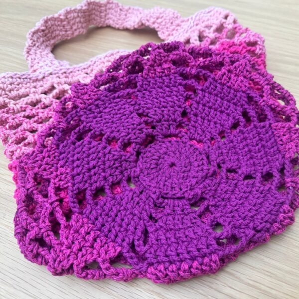Kit crochet complet pour réaliser un sac filet avec une pelote de Tricoton Twist. Inclus : tutoriel PDF, label “Fait Main” et accès à une vidéo exclusive des Ptites Bouill Crochet. Facile et accessible pour tous les niveaux.