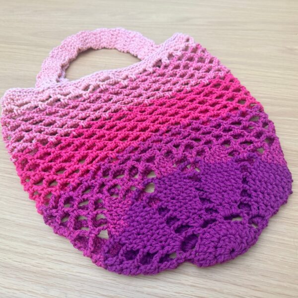 Kit crochet complet pour réaliser un sac filet avec une pelote de Tricoton Twist. Inclus : tutoriel PDF, label “Fait Main” et accès à une vidéo exclusive des Ptites Bouill Crochet. Facile et accessible pour tous les niveaux.