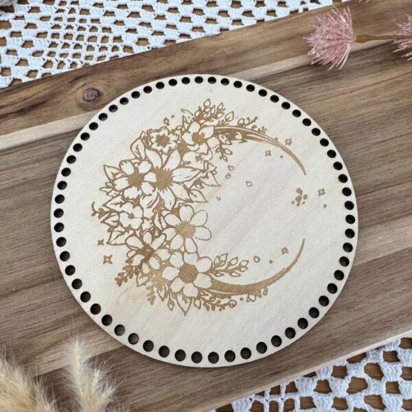 Couvercle rond en bois de 16 cm, gravé d’un motif lune fleur, avec trous pour fixation au crochet. Accessoire idéal pour projets DIY et artisanaux.