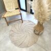 Tapis rond au crochet de 100 cm avec un motif spirale ajouré, réalisé avec le kit crochet DIY comprenant du fil naturel et un tutoriel vidéo détaillé par LesPetitesBouill.