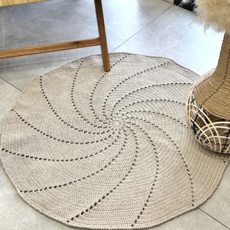 Tapis rond au crochet de 100 cm avec un motif spirale ajouré, réalisé avec le kit crochet DIY comprenant du fil naturel et un tutoriel vidéo détaillé par LesPetitesBouill.