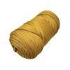 Pelote de Trapilho Satin Stretch Moutarde sur fond bohème avec fleurs séchées
