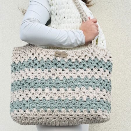 Sac en crochet granny beige et vert sauge porté sur l’épaule, réalisé avec le kit crochet Lou Pass