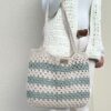 Sac en crochet granny beige et vert sauge porté sur l’épaule, réalisé avec le kit crochet Lou Pass