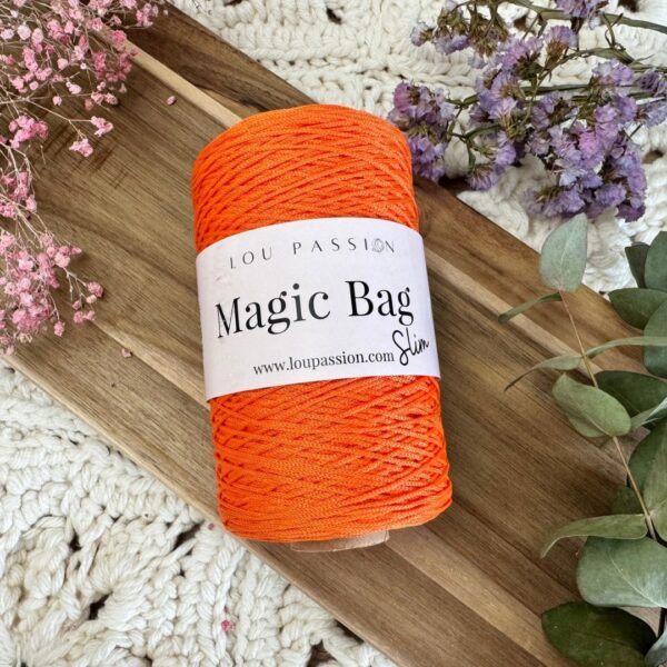 Pelote de fil Magic Bag Slim 100% polypropylène de couleur orange - idéal pour les sacs et accessoires au crochet.”