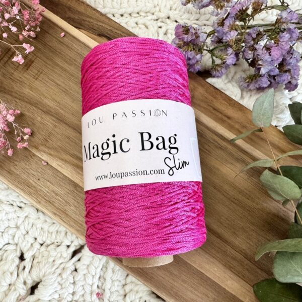 Pelote de fil Magic Bag Slim 100% polypropylène de couleur rose - idéal pour les sacs et accessoires au crochet.