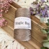 Pelote de fil Magic Bag Slim 100% polypropylène de couleur taupe satiné - idéal pour les sacs et accessoires au crochet.
