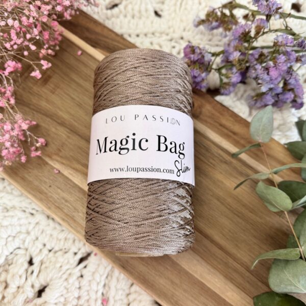 Pelote de fil Magic Bag Slim 100% polypropylène de couleur taupe satiné - idéal pour les sacs et accessoires au crochet.