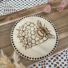 Couvercle rond en bois de 16 cm, gravé d’un motif abeille et nid d’abeille coeur, avec trous pour fixation au crochet. Accessoire idéal pour projets DIY et artisanaux.