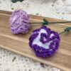 Fleurs œillet crochetées en coton violet et blanc sur tige verte, création Lou Passion