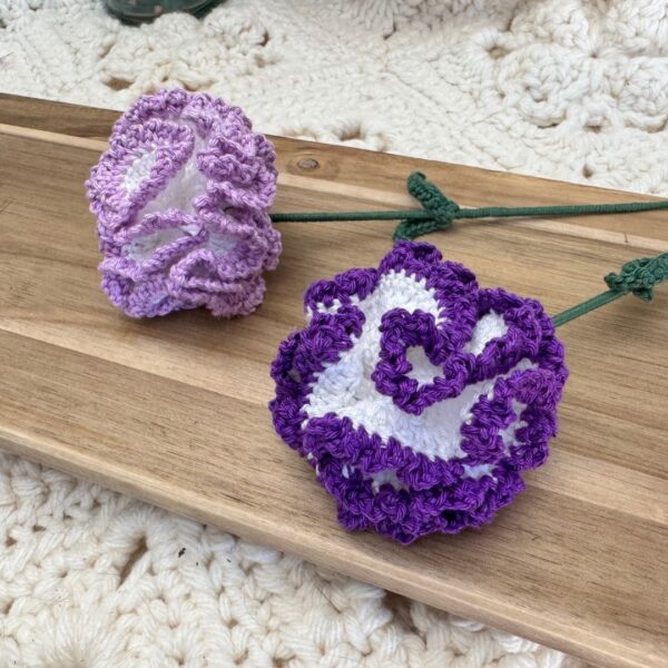 Fleurs œillet crochetées en coton violet et blanc sur tige verte, création Lou Passion