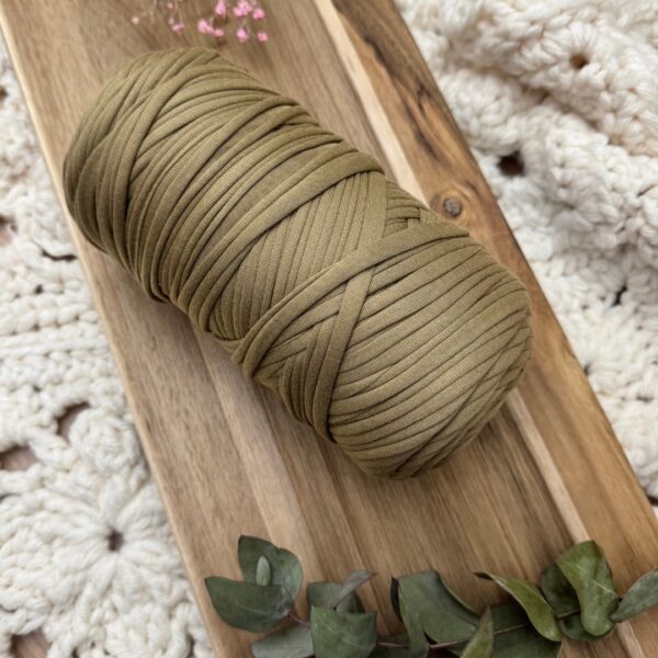 Pelote de Trapilho Satin Stretch beige – Fil souple, brillant et épais pour crochet et tricot