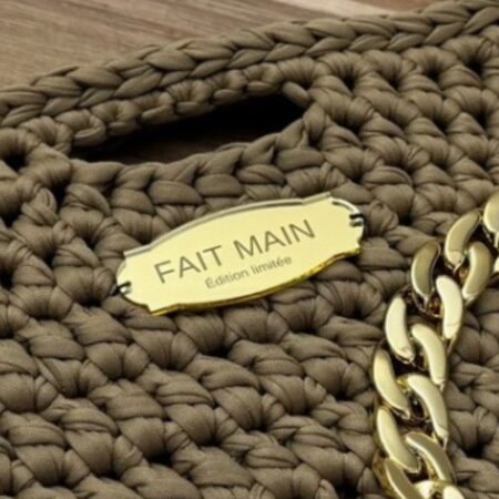 Étiquette “Fait Main” en plexiglas miroir doré cousue sur sac crocheté