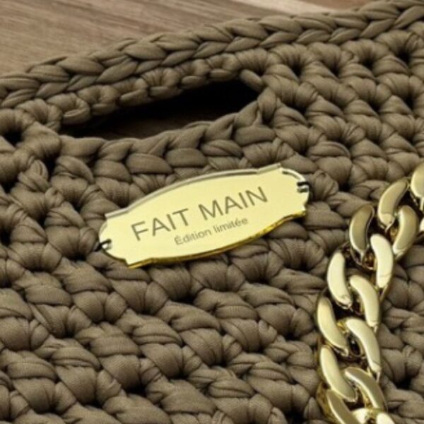Étiquette “Fait Main” en plexiglas miroir doré cousue sur sac crocheté