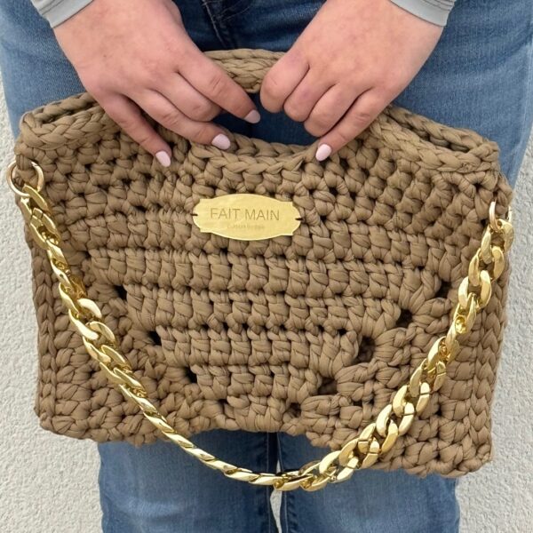 Sac crocheté à la main en fil épais couleur camel avec anse chaîne dorée et étiquette “Fait Main - Édition limitée