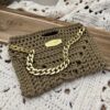 Sac crocheté à la main en fil épais couleur camel avec anse chaîne dorée et étiquette “Fait Main - Édition limitée