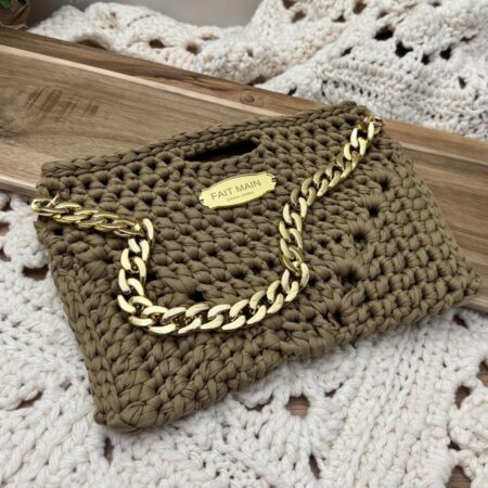 Sac crocheté à la main en fil épais couleur camel avec anse chaîne dorée et étiquette “Fait Main - Édition limitée