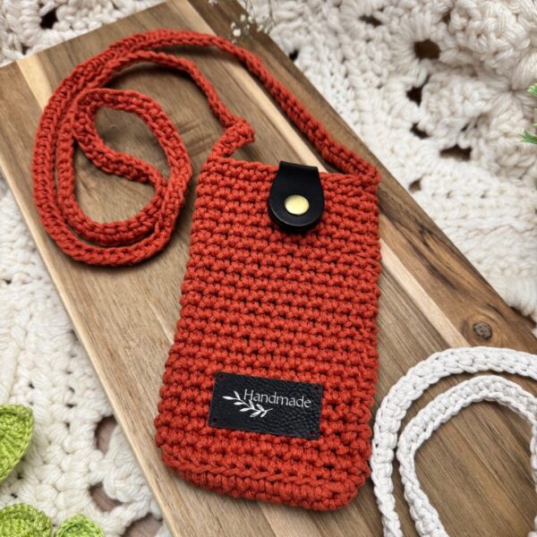 Pochette de téléphone au crochet en maille serrée – modèle débutant Lou Passion