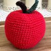 Pomme au crochet rouge avec feuille verte – création du CAL Fruits Lou Passion & LesPtitesBouill
