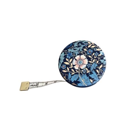 Mètre ruban recouvert de tissu à motif oiseaux, accessoire pratique pour le crochet, la couture ou le tricot.