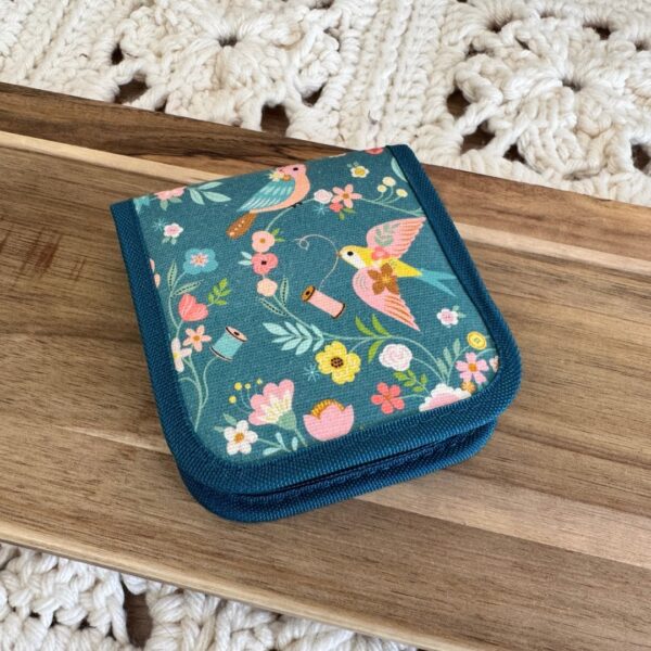 Kit de couture complet – Étui motif oiseaux – 30 pièces