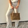 Détail du sac Asni au crochet – point fantaisie et anses en simili cuir