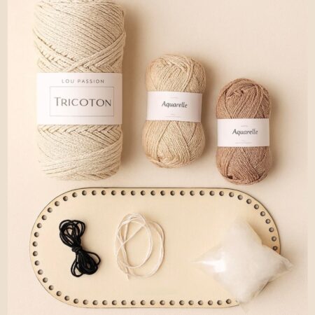 Kit CAL Mystère crochet août 2025 – Lou Passion x LesPtitesBouill – fils, base bois, ouate
