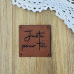 Étiquette en cuir végétal marron 4x4 cm avec inscription « Juste pour toi »