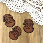 Lot de 3 étiquettes cuir végétal Père Noël 3x3,5 cm à coudre ou à coller pour créations couture crochet et tricot de Noël