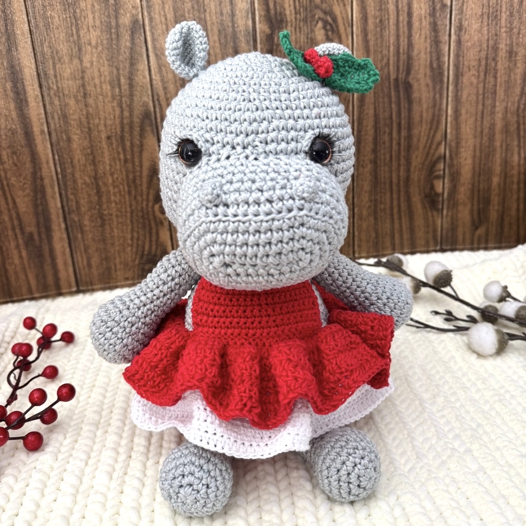 Kit Hippopotame de Noël au crochet – création Lou Passion x LesPtitesBouill avec robe rouge et accessoires
