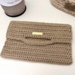 Pochette au crochet beige réalisée avec le fil Magic Bag et doublure tissu léopard – Kit Lou Passion
