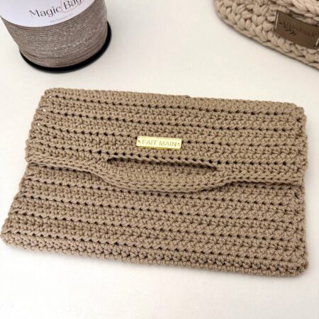 Pochette au crochet beige rรฉalisรฉe avec le fil Magic Bag et doublure tissu lรฉopard โ Kit Lou Passion