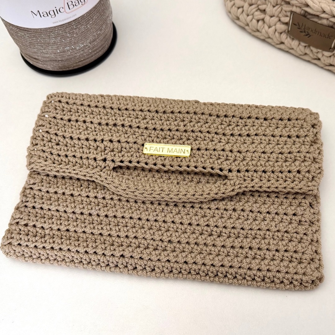 Pochette au crochet beige réalisée avec le fil Magic Bag et doublure tissu léopard – Kit Lou Passion