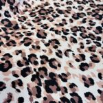Tissu imprimé léopard – tissu fantaisie pour créations couture, accessoires ou décoration