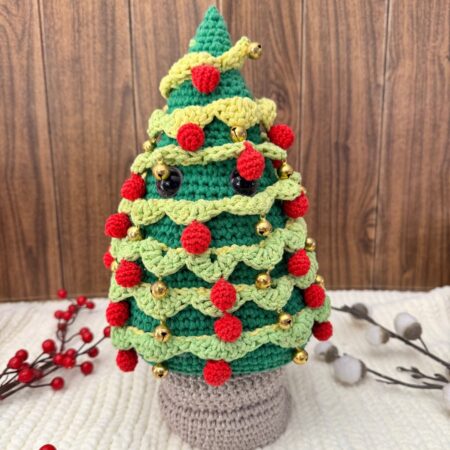 Boรฎte sapin au crochet de Noรซl rรฉalisรฉe avec le kit complet Lou Passion x LesPtitesBouill, fils Tricoton et Aquarelle, PDF et vidรฉo inclus.