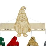 Support calendrier de l’Avent en bois avec gnome gravé et mini bonnets crochet suspendus