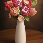 Kit crochet bouquet de fleurs réalisé à la main dans un vase blanc décoratif
