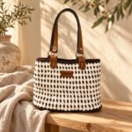 Sac London au crochet chocolat et écru, avec anses en cuir marron et attaches argentées.