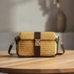 Sac bandoulière au crochet couleur champagne avec armature simili cuir marron – kit crochet Lou Passion