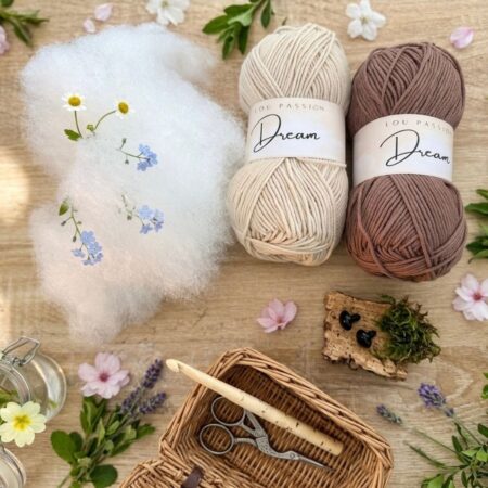 Matériel du CAL de mai Lou Passion avec deux pelotes Dream, rembourrage, yeux de sécurité et crochet