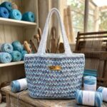 Sac crochet Sunshine bleu réalisé avec fil Tricoton Lou Passion dans un atelier créatif