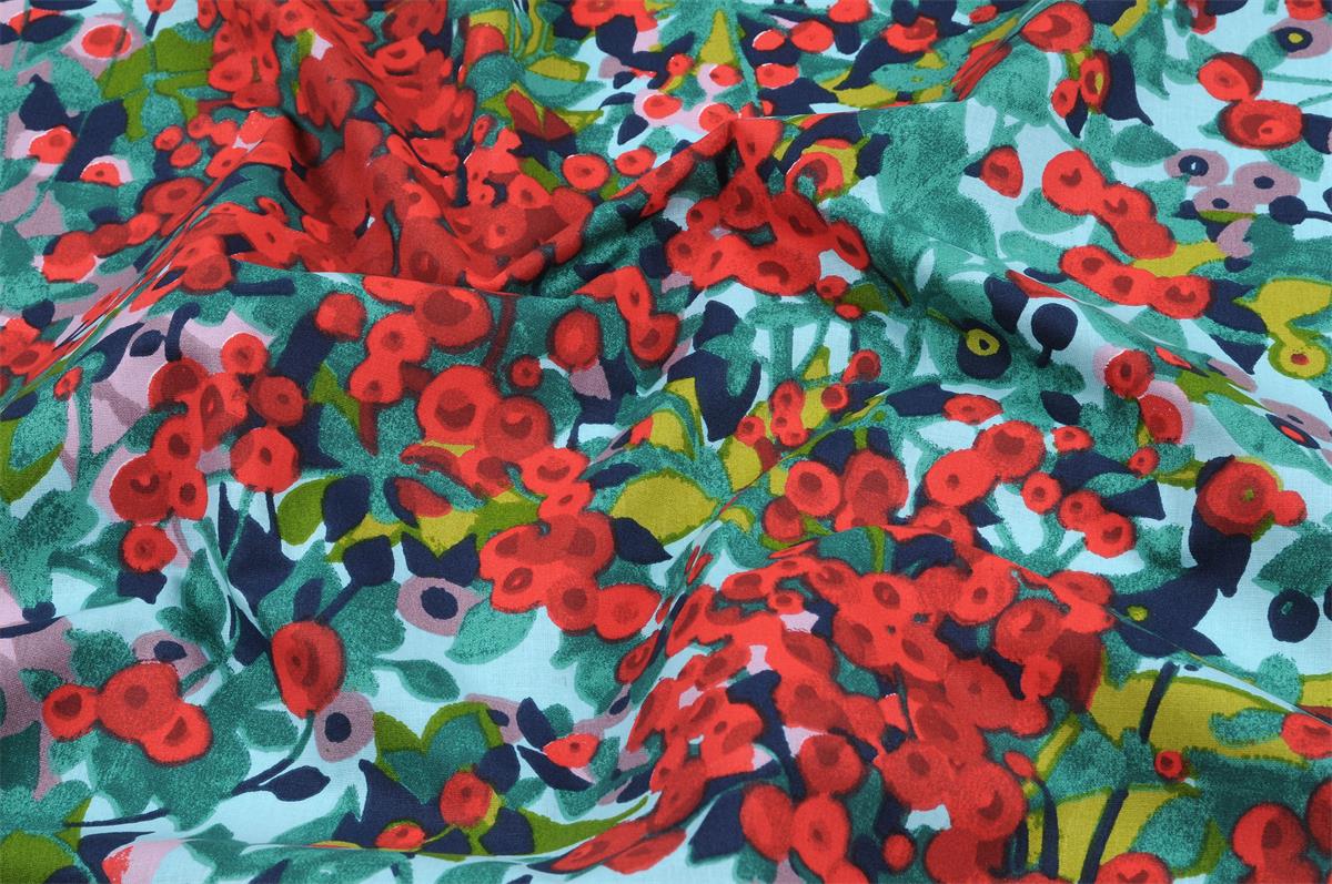 Tissu cretonne coton à motif baies rouges et feuillage vert certifié Oeko-Tex vendu par 50 cm