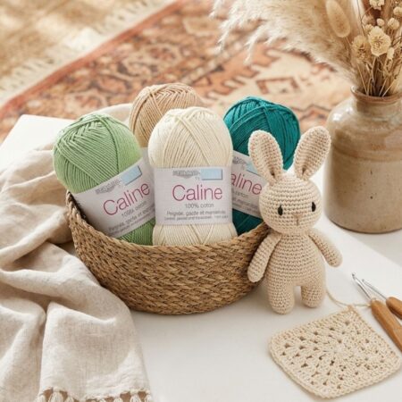 Fil Caline 100% coton mercerisé disponible en plusieurs coloris pour crochet, tricot, amigurumi et layette.