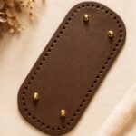Fond de sac marron foncé en simili cuir avec pieds métalliques 25 x 12 cm pour sacs au crochet, raphia et couture.