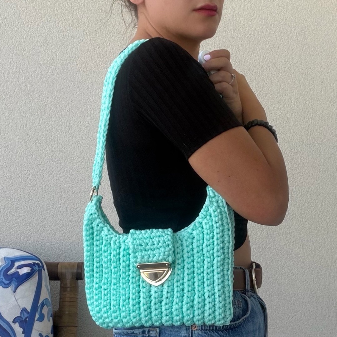 Détail du fermoir triangulaire doré du Sac Cala au crochet