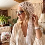 Bandana bohème au crochet blanc porté dans les cheveux – Kit crochet Les Petites Bouilles x Lou Passion