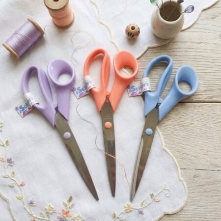 Ciseaux de couture 21,5 cm disponibles en parme, corail et bleu céleste