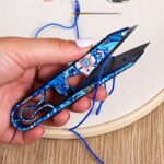 Coupe-fil fleuri Hobby Gift 11 cm pour couture, crochet, tricot et broderie